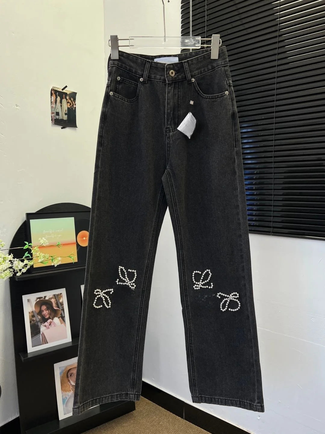 2025 Women's Pearl Embellished Jeans Knee Detail Denim Pants Classic Blue Comfort Fit Y2K Designer Inspired